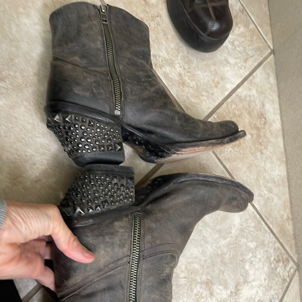 Lucchese Janis Distressed Sz 7.5B Leather Studded Western Ankle Boots Women's - Picture 9 of 13